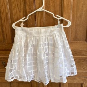 Cute white skirt!